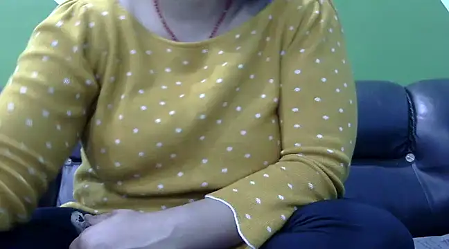 Snapshot of Housewife12 chatting on 19, 2, 2025 Housewife12 online show from 19, 2, 2025