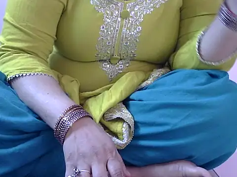 Snapshot of Housewife12 chatting on 13, 11, 2025 Housewife12 online show from 13, 11, 2025