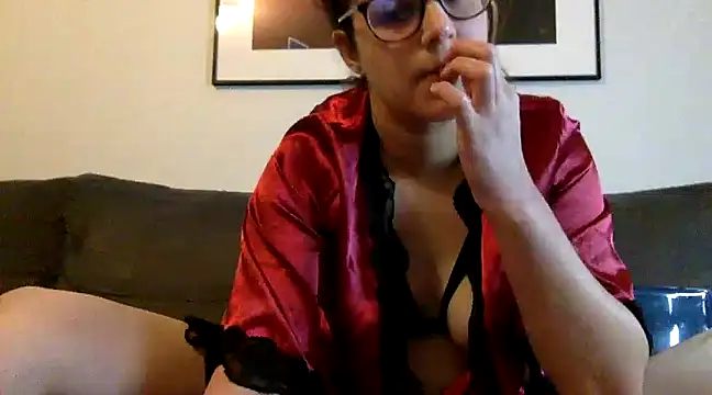 Snapshot of LolaGuess chatting on 4, 2, 2025 LolaGuess online show from 4, 2, 2025