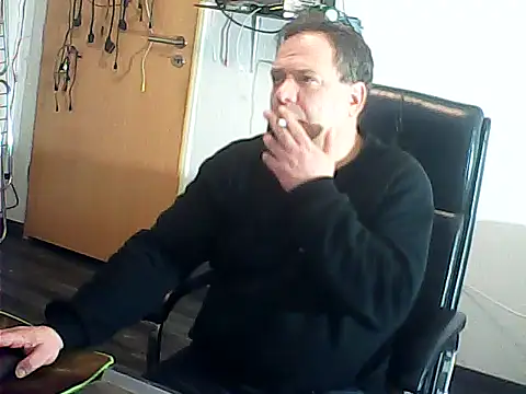 DauerAkt8069 online show from 4, 12, 2025