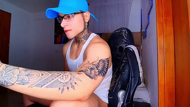 Snapshot of DennisWalkerr chatting on 19, 12, 2025 DennisWalkerr online show from 19, 12, 2025