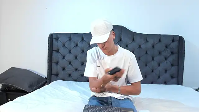 Snapshot of two_milkyway chatting on 22, 9, 2025 two milkyway online show from 22, 9, 2025