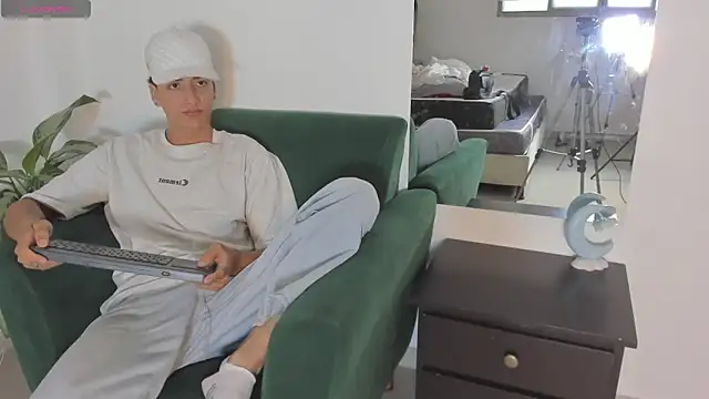 Snapshot of two_milkyway chatting on 24, 10, 2025 two milkyway online show from 24, 10, 2025