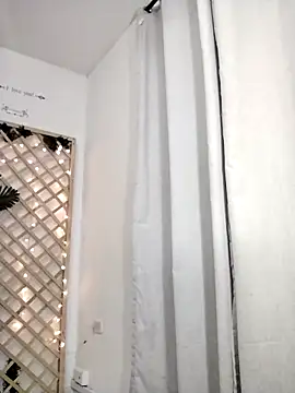 Mia WAll online show from 3, 1, 2025