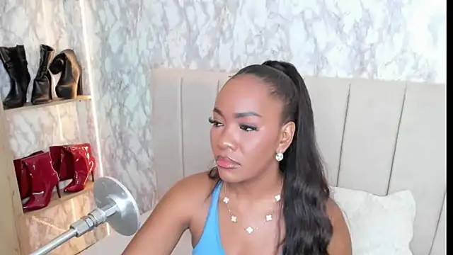 Snapshot of whiitneyfox chatting on 27, 10, 2025 whiitneyfox online show from 27, 10, 2025