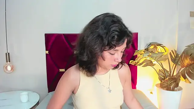 Snapshot of LuciaFerrero chatting on 7, 10, 2025 LuciaFerrero online show from 7, 10, 2025