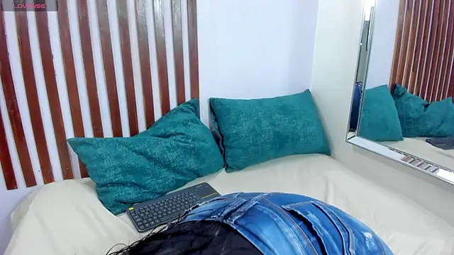 KRYSSTARITTER4 online show from 27, 2, 2025