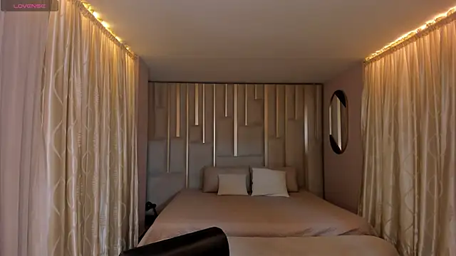 NiaSalvatore online show from 23, 10, 2025