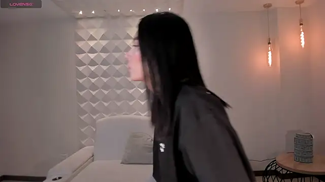 NiaSalvatore online show from 1, 2, 2026