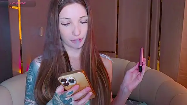 Snapshot of emilytrays chatting on 17, 7, 2026 emilytrays online show from 17, 7, 2026