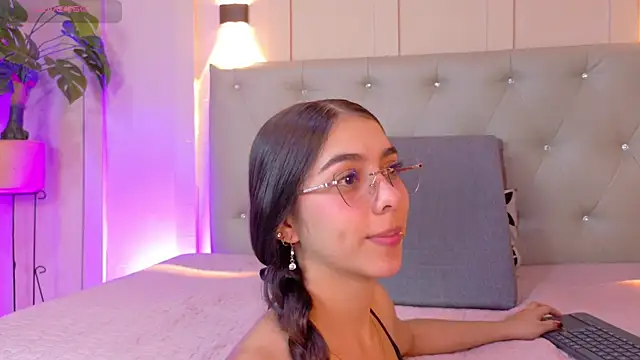 Snapshot of cristal_antoni chatting on 28, 11, 2025 cristal antoni online show from 28, 11, 2025