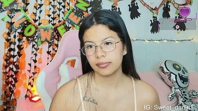 Snapshot of sweet_dania_ chatting on 28, 10, 2025 sweet dania online show from 28, 10, 2025
