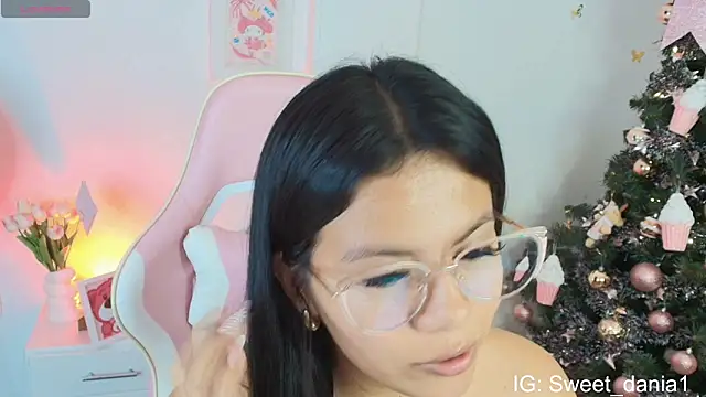 Snapshot of sweet_dania_ chatting on 19, 12, 2025 sweet dania online show from 19, 12, 2025