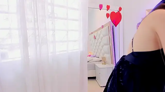 Snapshot of MiaQueen021 chatting on 14, 2, 2025 MiaQueen021 online show from 14, 2, 2025