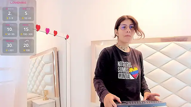 Snapshot of MiaQueen021 chatting on 19, 2, 2025 MiaQueen021 online show from 19, 2, 2025