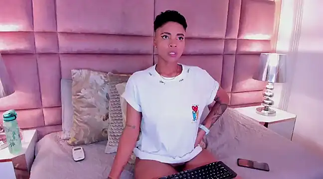 LuciaWallace online show from 15, 2, 2025