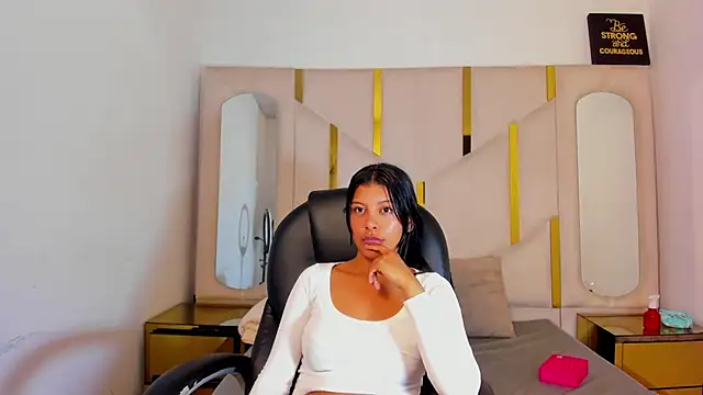 Salmaportman69 online show from 13, 4, 2026