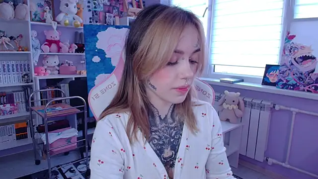 Snapshot of Catharsisi chatting on 1, 10, 2025 Catharsisi online show from 1, 10, 2025