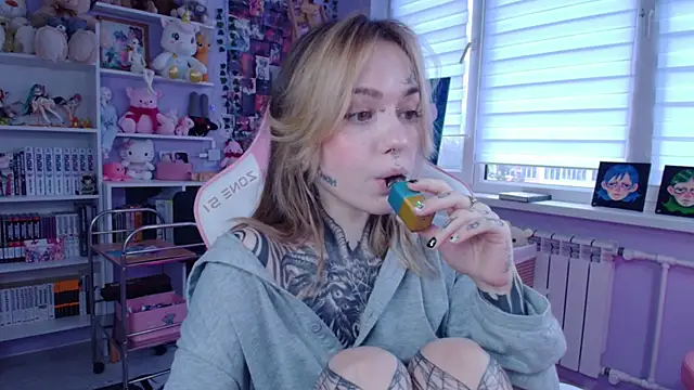 Snapshot of Catharsisi chatting on 5, 10, 2025 Catharsisi online show from 5, 10, 2025