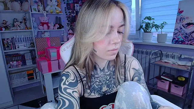 Snapshot of Catharsisi chatting on 8, 11, 2025 Catharsisi online show from 8, 11, 2025