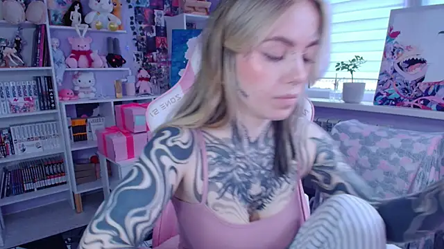 Snapshot of Catharsisi chatting on 12, 11, 2025 Catharsisi online show from 12, 11, 2025