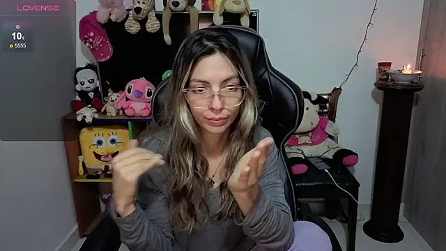 Snapshot of Princezzlove3 chatting on 16, 11, 2025 Princezzlove3 online show from 16, 11, 2025