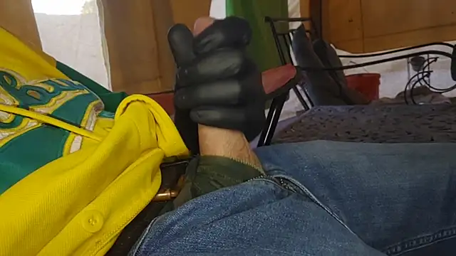 Snapshot of bwcbeat83 chatting on 4, 12, 2025 bwcbeat83 online show from 4, 12, 2025