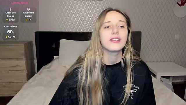 Snapshot of blondyriss chatting on 8, 10, 2025 blondyriss online show from 8, 10, 2025