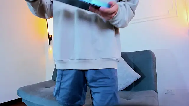 Snapshot of Cum_hunters chatting on 31, 10, 2025 Cum hunters online show from 31, 10, 2025