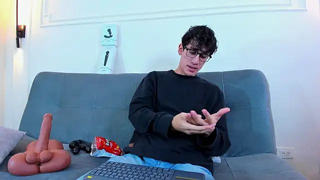 Snapshot of Cum_hunters chatting on 14, 12, 2025 Cum hunters online show from 14, 12, 2025