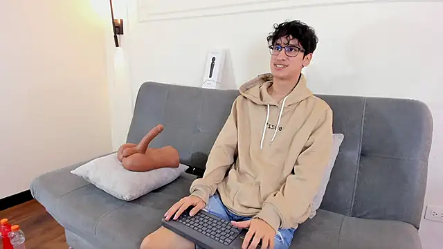 Snapshot of Cum_hunters chatting on 16, 12, 2025 Cum hunters online show from 16, 12, 2025