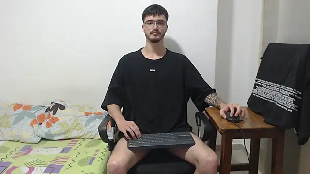 Snapshot of Aleex_Miller chatting on 17, 11, 2025 Aleex Miller online show from 17, 11, 2025