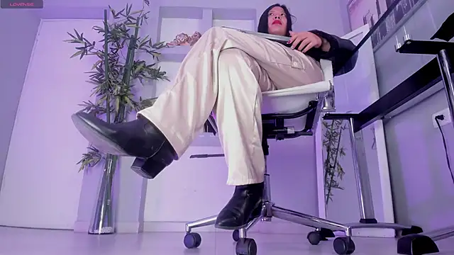 hannah howeell   online show from 21, 10, 2025