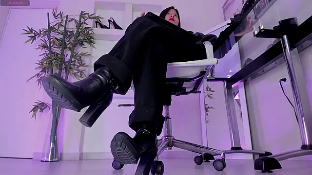 hannah howeell   online show from 11, 3, 2026