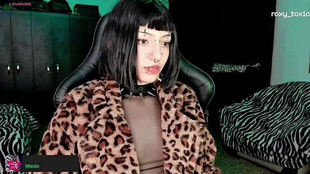 Snapshot of roxy_toxic chatting on 21, 10, 2025 roxy toxic online show from 21, 10, 2025