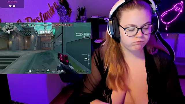 Snapshot of EveBaker04 chatting on 19, 10, 2025 EveBaker04 online show from 19, 10, 2025