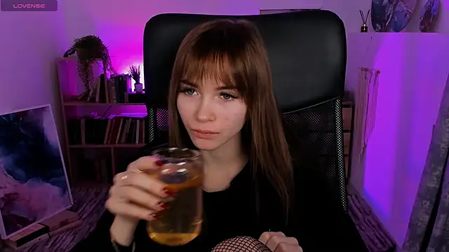 DakotaaJohnnson online show from 28, 2, 2025