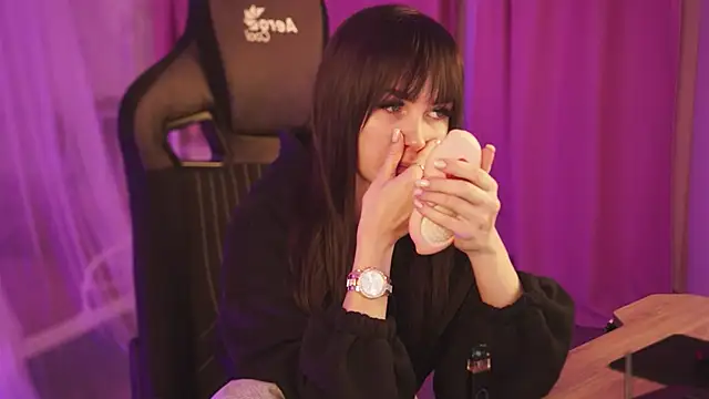 DakotaaJohnnson online show from 14, 3, 2025