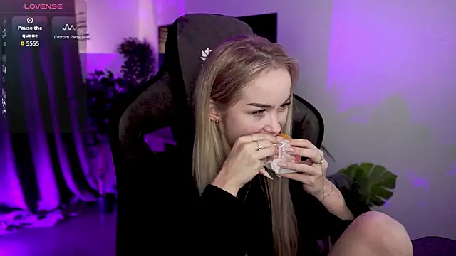 DakotaaJohnnson online show from 18, 9, 2025