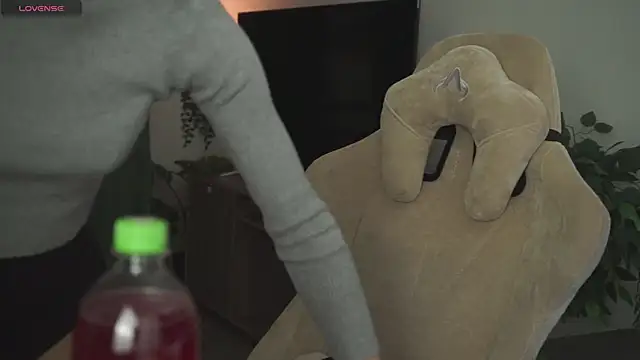 DakotaaJohnnson online show from 20, 10, 2025