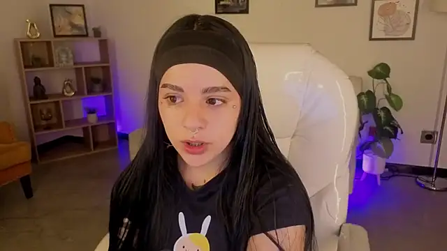 Nicole Foxx  online show from 13, 11, 2025