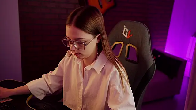 Snapshot of PamBeesly chatting on 26, 1, 2025 PamBeesly online show from 26, 1, 2025