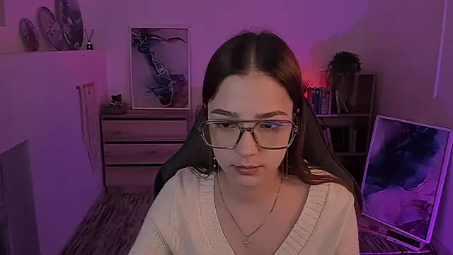 Snapshot of PamBeesly chatting on 1, 2, 2025 PamBeesly online show from 1, 2, 2025