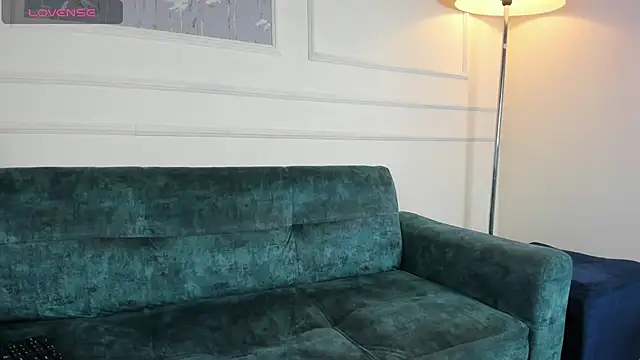 Zoe Cheshire online show from 4, 3, 2025