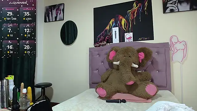 Emmie Hot online show from 19, 9, 2025