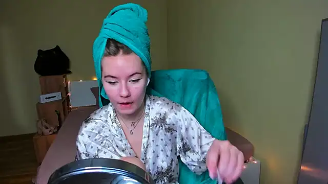 Snapshot of EmilyPaw chatting on 2, 2, 2025 EmilyPaw online show from 2, 2, 2025