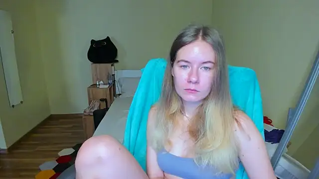 Snapshot of EmilyPaw chatting on 5, 3, 2025 EmilyPaw online show from 5, 3, 2025