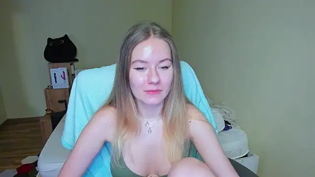 Snapshot of EmilyPaw chatting on 8, 3, 2025 EmilyPaw online show from 8, 3, 2025