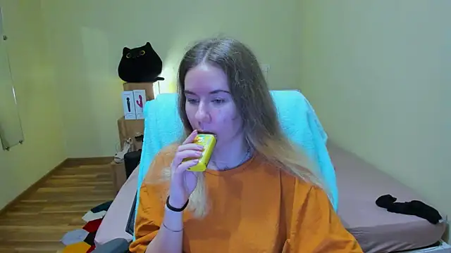 Snapshot of EmilyPaw chatting on 12, 3, 2025 EmilyPaw online show from 12, 3, 2025