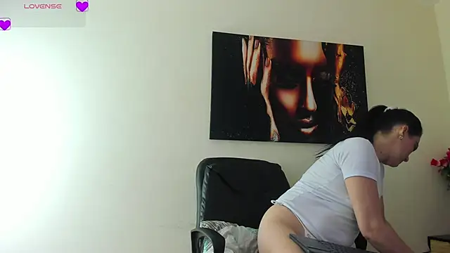 Snapshot of scarlet_hit chatting on 13, 11, 2025 scarlet hit online show from 13, 11, 2025